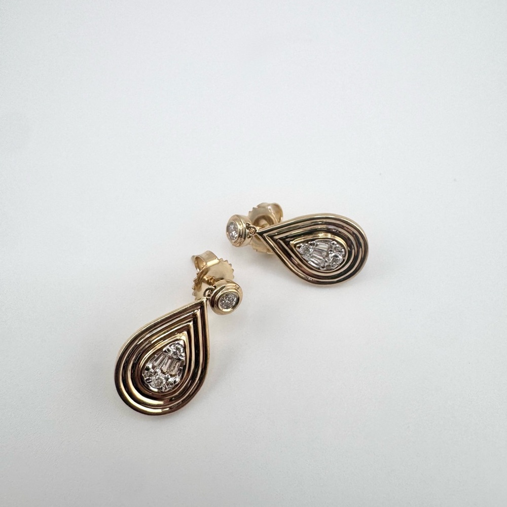 14k Yellow Gold Dangling Tear Drop Earrings With Baguette And Round Diamonds